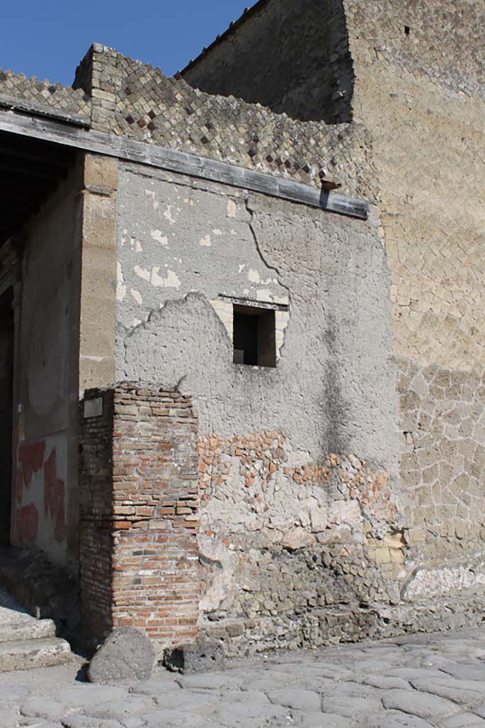 V.1 Herculaneum. March 2014. Looking north-east towards water tower on north side of Decumanus Inferiore.
Foto Annette Haug, ERC Grant 681269 DÉCOR.